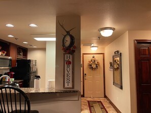 Condo, várias camas, banheira de imersão, vista para a montanha | Parte interna