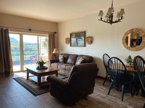 Condo, várias camas, banheira de imersão, vista para a montanha | Área de estar | TV 40 polegadas com canais a cabo, lareira