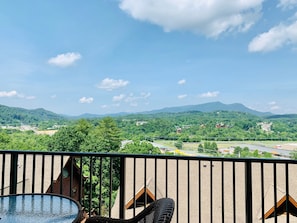 Condo, várias camas, banheira de imersão, vista para a montanha | Área da propriedade