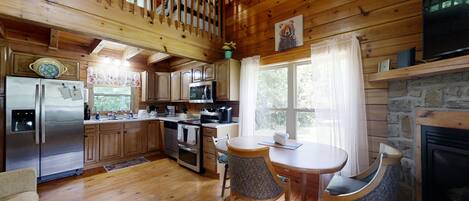 Cabaña, varias camas, hidromasaje, vista al río | Cocina privada | Refrigerador, microondas, horno y parrilla de estufa
