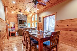 Baita, letti multipli, idromassaggio, vista montagna | Ristoranti