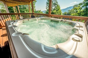 Baita, letti multipli, idromassaggio, vista montagna | Idromassaggio all'aperto