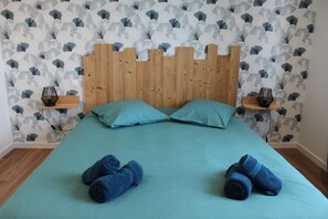 2 chambres, bureau, fer et planche à repasser, lit parapluie