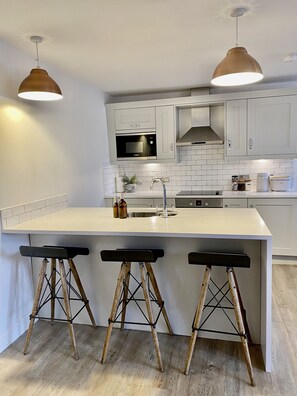 Kjøleskap, mikrobølgeovn, ovn og oppvaskmaskin