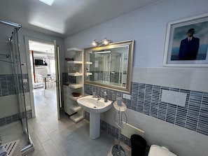 Dusche, Haartrockner, Bidet, Handtücher