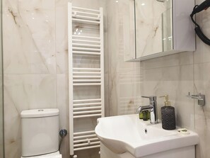 ファミリー アパートメント | バスルーム | シャワー、レインフォールシャワー、バスアメニティ (無料)、ヘアドライヤー