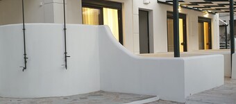 Eantos Studios and Suites