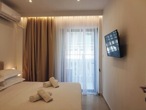 Family Apartment | Frette Italian sheets, premium bedding, blackout curtains, soundproofing - Eantos Studios and Suites (Thermaikos)
