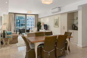 Exclusive Apartment | In-room dining - Canal Quays 607 (Cape Town)