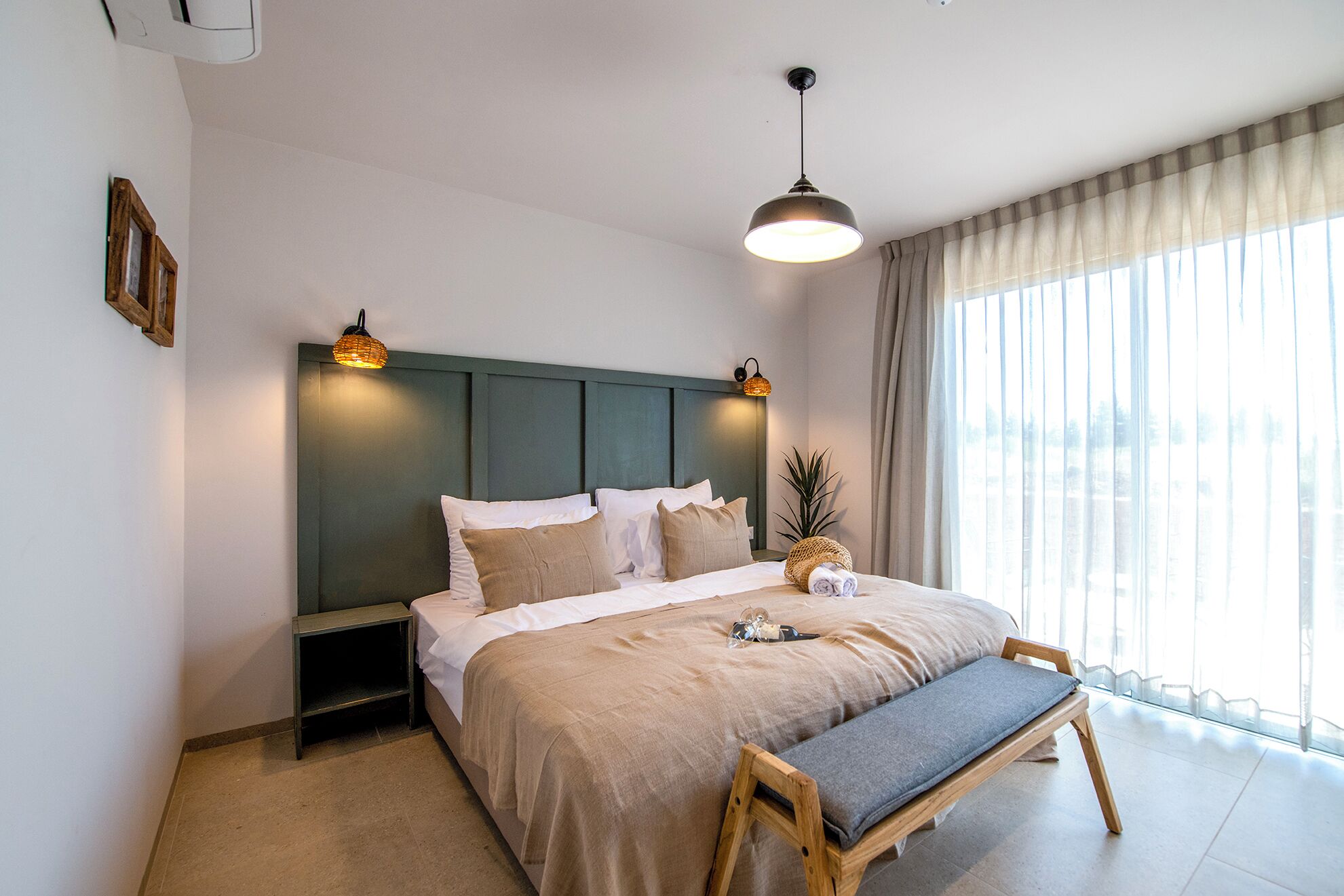 Exclusieve studio suite | Een minibar, een bureau, een laptopwerkplek, verduisterende gordijnen