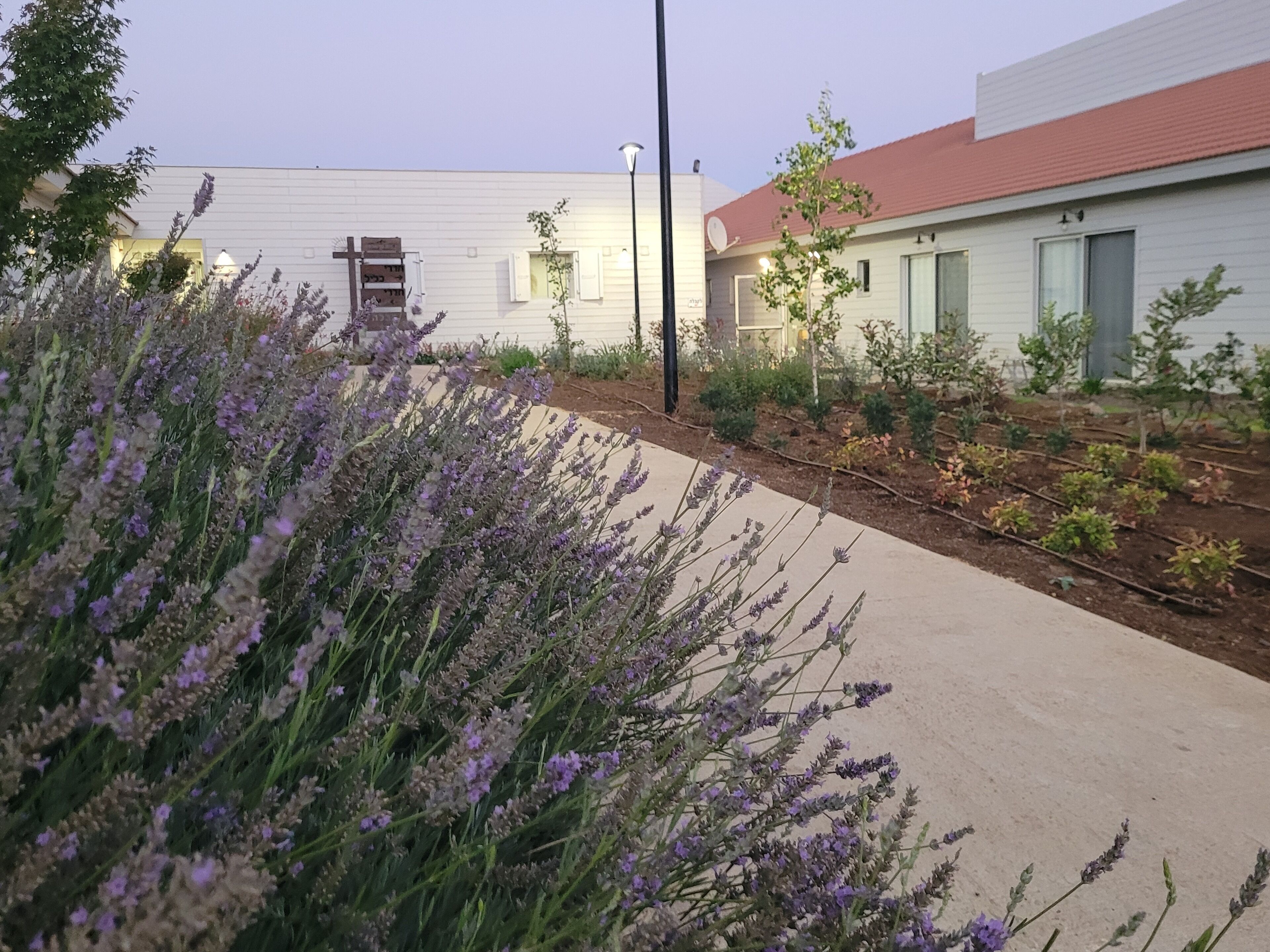 Voorkant accommodatie - avond/nacht