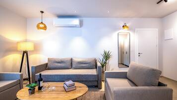 Minibar, bureau, espace de travail pour ordinateur portable