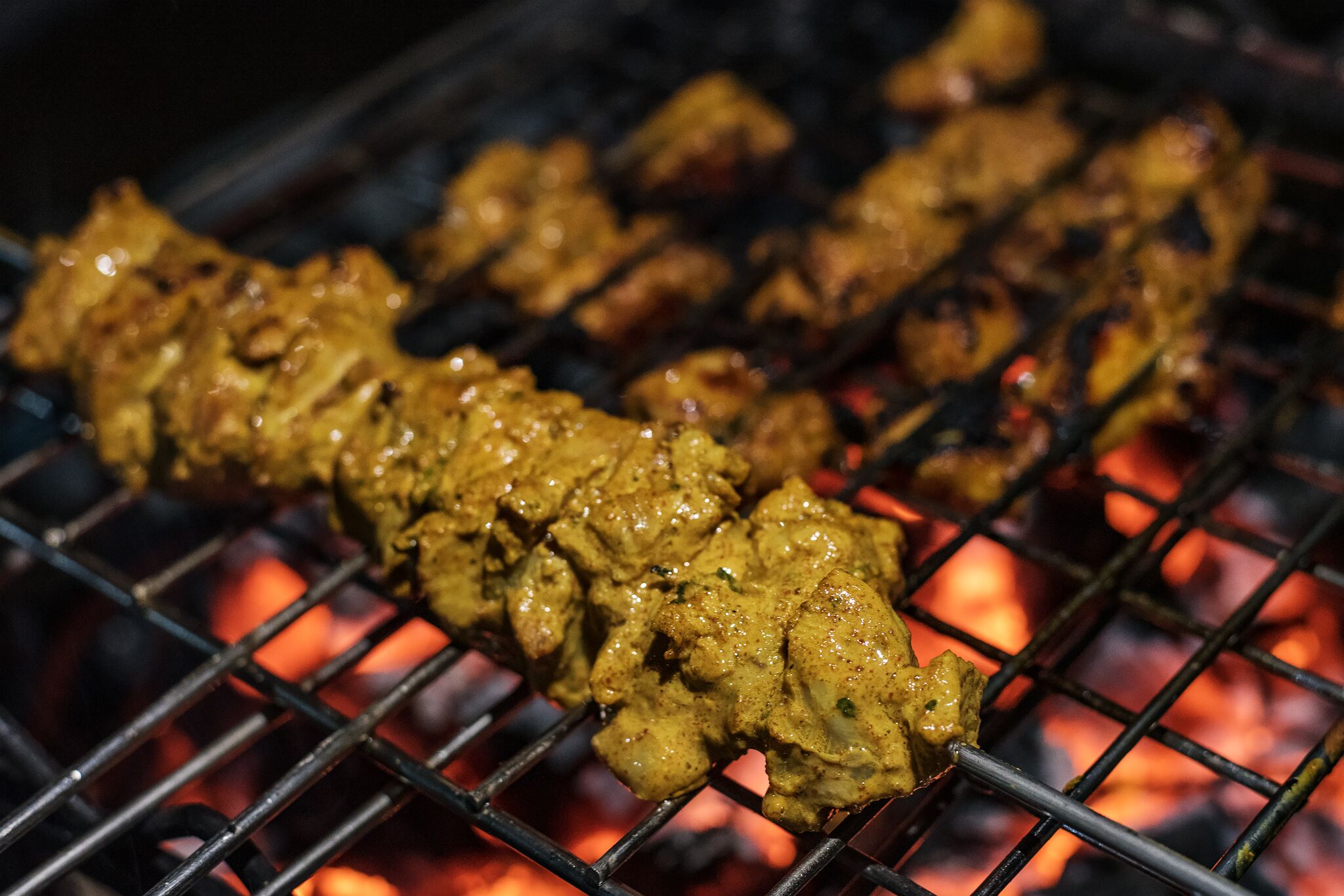 Grillspiesen met gegrild vlees en vlammen.