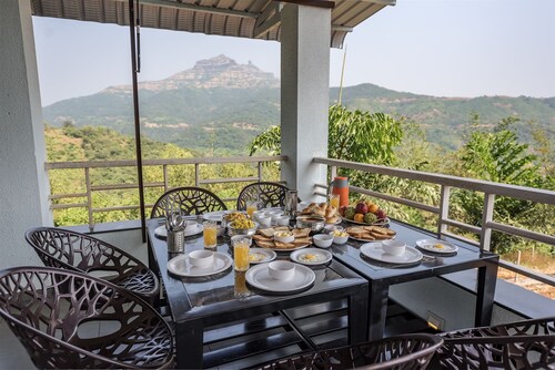 CosmicStays Ekantam - Mountain View Villa near Pune 