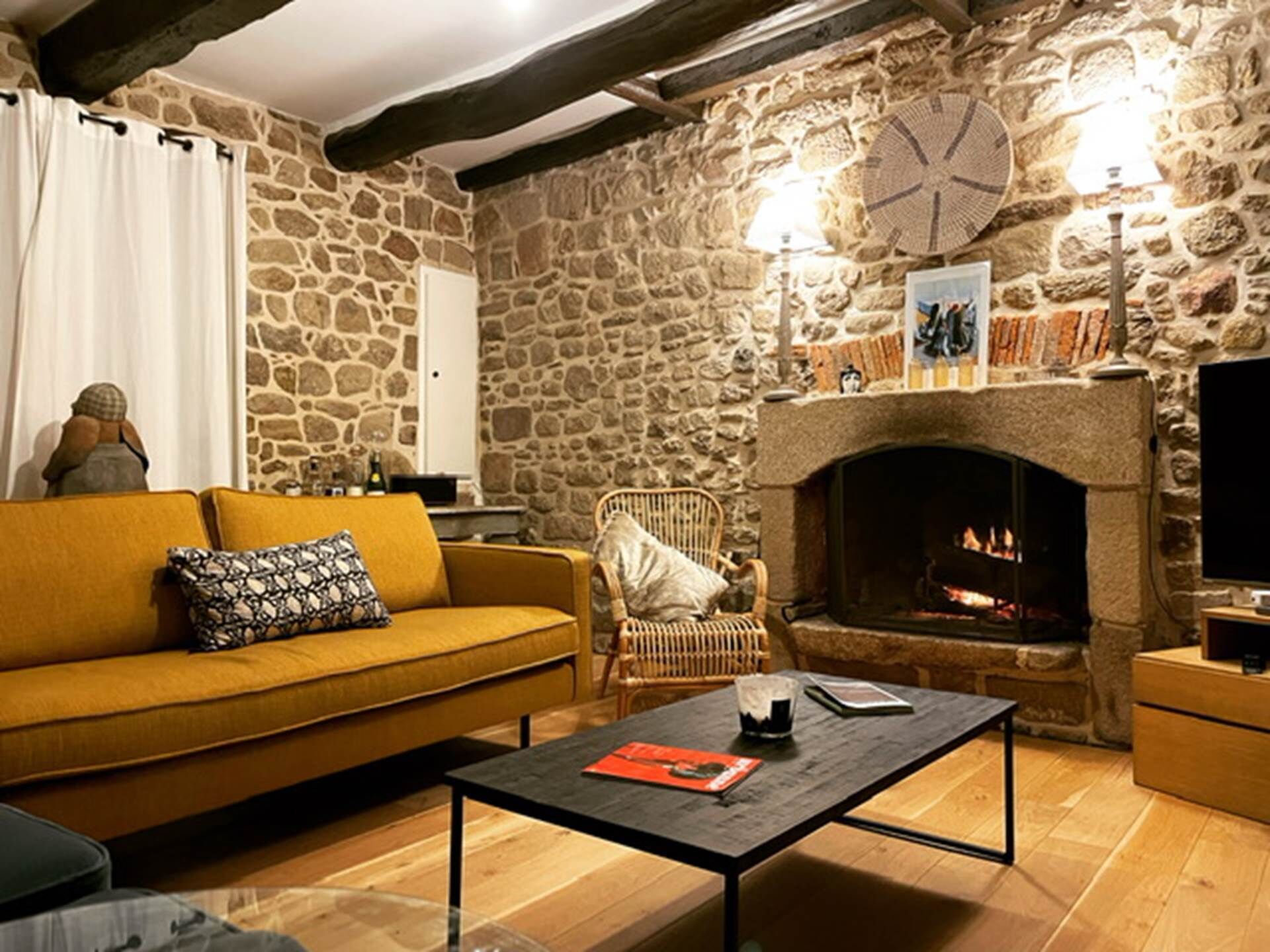 Télévision, cheminée