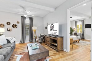 1 室のベッドルーム、デスク、アイロン / アイロン台、WiFi (無料)