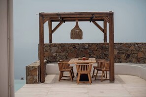 Outdoor dining - ArtOikia Villas – Ilios, By Hellocrete (Saktouria)