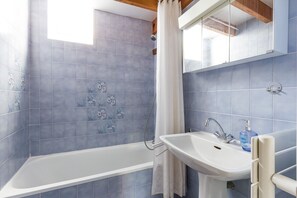 Combined shower/bathtub, hair dryer, towels, soap - Armor" apartment in 18th century house 5 min. from sandy beaches (Carnac)