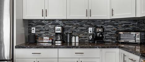 Réfrigérateur, four à micro-ondes, un four, surface de cuisson