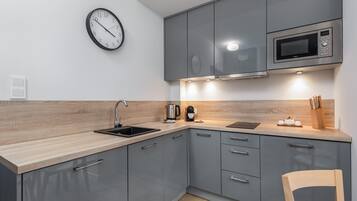 Geladeira, micro-ondas, cooktop, lava-louças