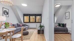 Un loft moderno con comedor, sala de estar y dormitorio.