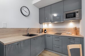 Fridge, microwave, stovetop, dishwasher