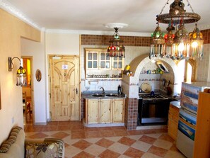 Réfrigérateur, four, plaque de cuisson, cafetière/bouilloire