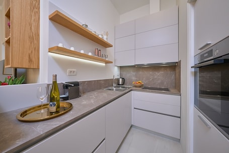 Deluxe Apartment | Private kitchen | Fridge, microwave, oven, stovetop
