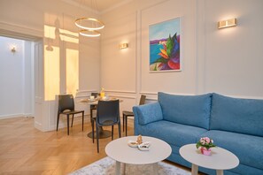 Departamento Deluxe | Área de sala de estar | Televisión LCD de 85 cm con canales por cable y televisión 