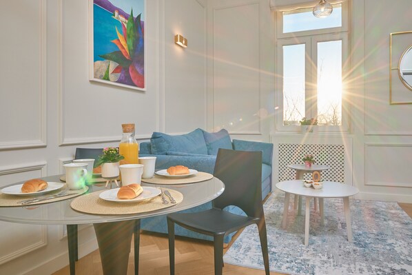 Apartamento Deluxe | Zona de estar | Televisión LCD de 85 cm con canales por cable, una televisión