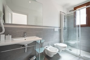 Bruser, hårtørrer, bidet, håndklæder
