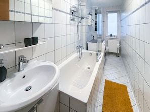 Combined shower/bathtub, hair dryer, towels, soap - Apartment 54 - Holiday apartment Bad Arolsen (Bad Arolsen)