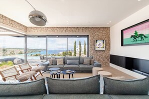 Smart TV, fireplace, video games, table tennis