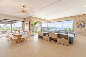 Téléviseur connecté, foyer, jeux vidéo, table de ping-pong
