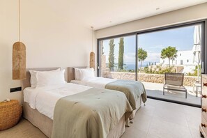 6 bedrooms, in-room safe, desk, iron/ironing board