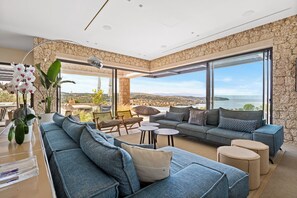 Smart TV, fireplace, video games, table tennis