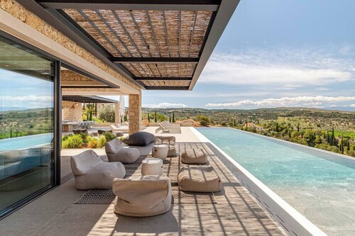 Newly constructed Luxurious Family Villa with Infinity Sunset & Tennis court!