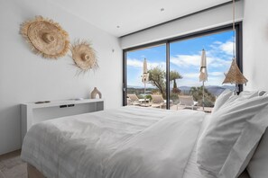 7 chambres, coffres-forts dans les chambres, bureau