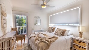 5 bedrooms, desk, iron/ironing board, free WiFi - Hyamptons Beach House, Hyams Beach (Hyams Beach)