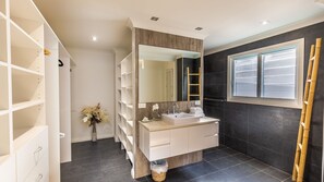 Bathtub, hair dryer, towels - Hyamptons Beach House, Hyams Beach (Hyams Beach)