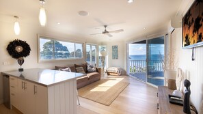 TV, fireplace, books - Hyamptons Beach House, Hyams Beach (Hyams Beach)