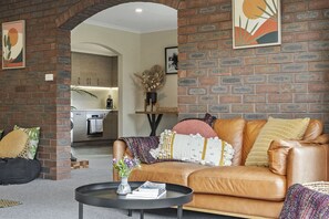 Smart TV, chimenea y libros 