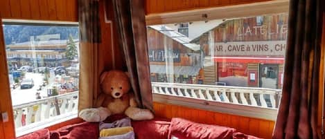 Tv, dvd-spelare, böcker och ett filmbibliotek