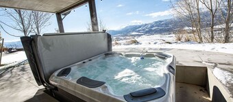 Beautiful Views! Nice big home with 5 bedrooms and private hot tub