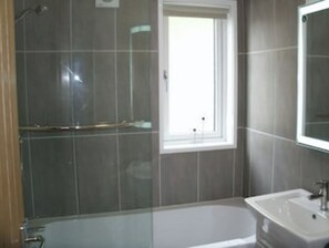 Badewanne, Haartrockner, Handtücher, Seife