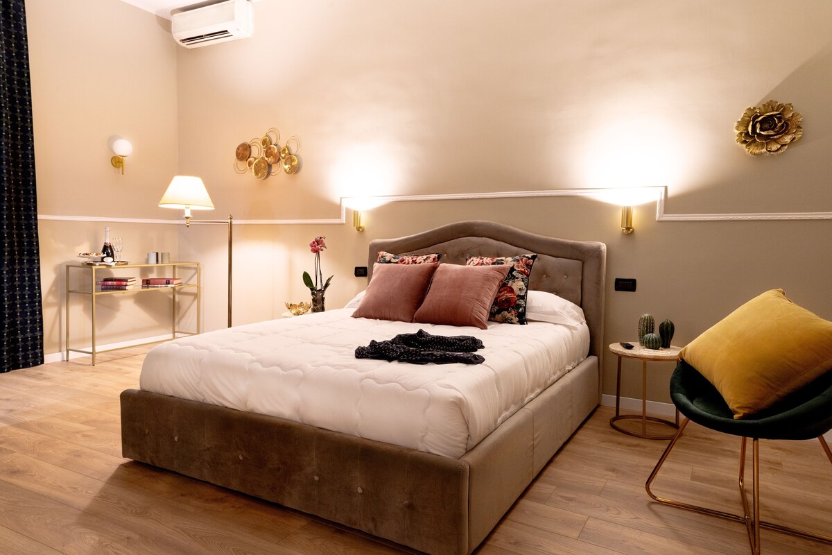 Desk, soundproofing, WiFi (free), bed sheets