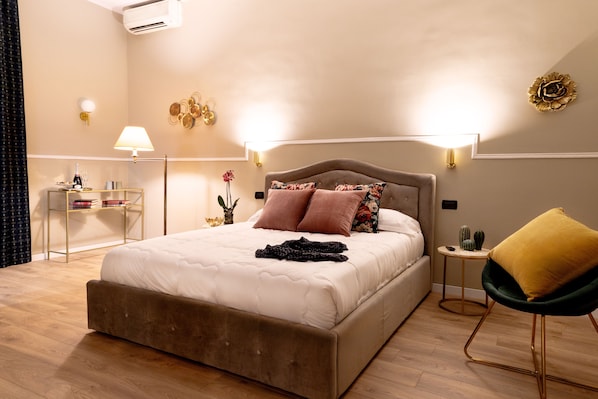 Desk, soundproofing, free WiFi, bed sheets - Fair Suite (Rome)