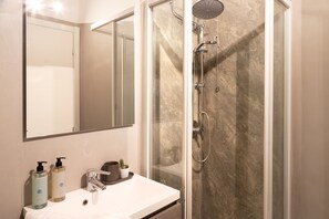 Bureau, chambres insonorisées, Wi-Fi gratuit, draps fournis