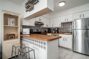 Een magnetron, een vaatwasser