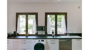 Fridge, microwave, oven, stovetop - Rare village house in OTA for10 people (Ota)